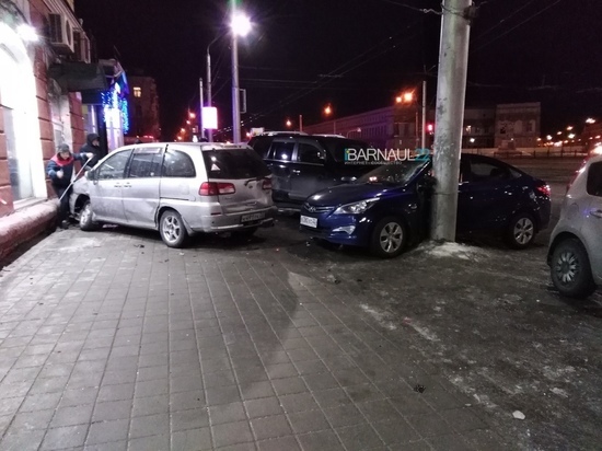 Автомобиль после тройного ДТП в Барнауле влетел в здание