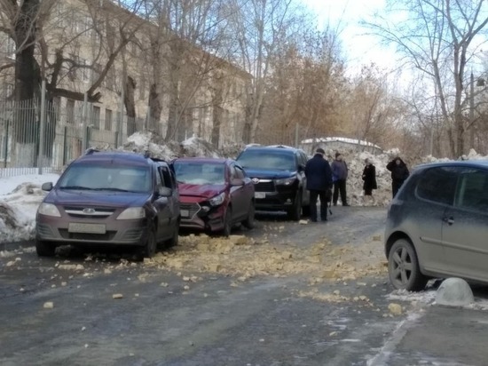 В Екатеринбурге обрушилась стена жилого дома