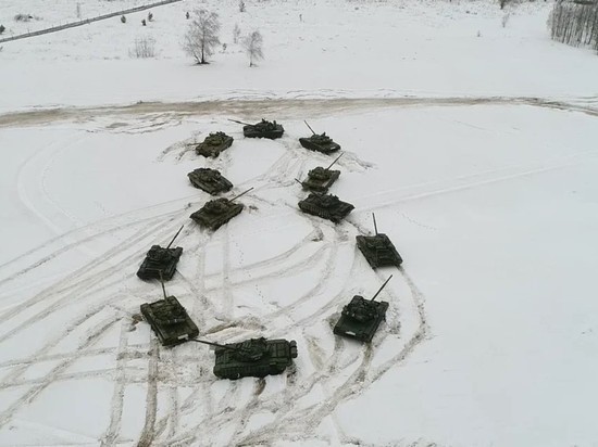 Танкисты поздравили женщин с 8 марта "бронированной восьмеркой"