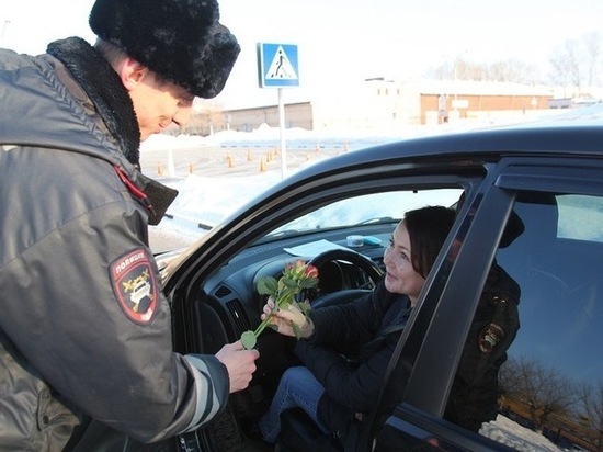 В Кузбассе на экзаменах в ГИБДД дарили цветы будущим автоледи