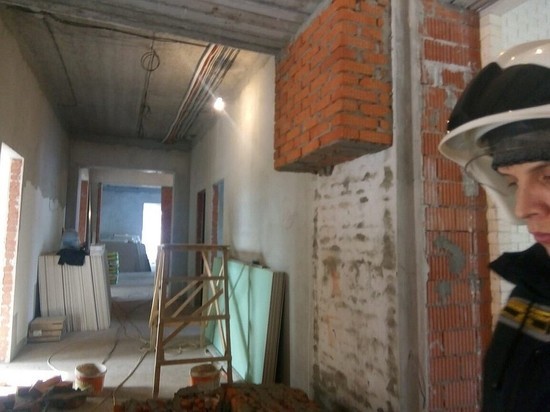 Строитель в Казани погиб под обломками стены частного дома