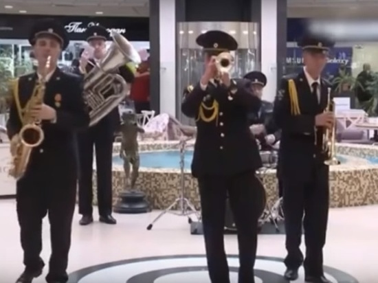 Концерт в торговом центре Ставрополя дал оркестр полицейских