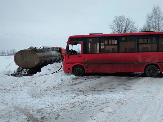 Большегруз врезался в рейсовый автобус на Вологодчине: есть пострадавшие