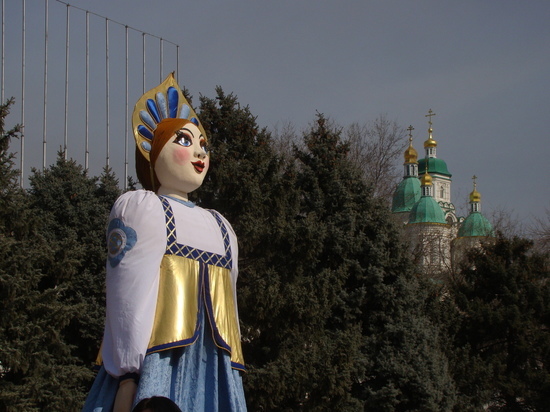 В Астрахани тысячи горожан весело встретили  Масленицу