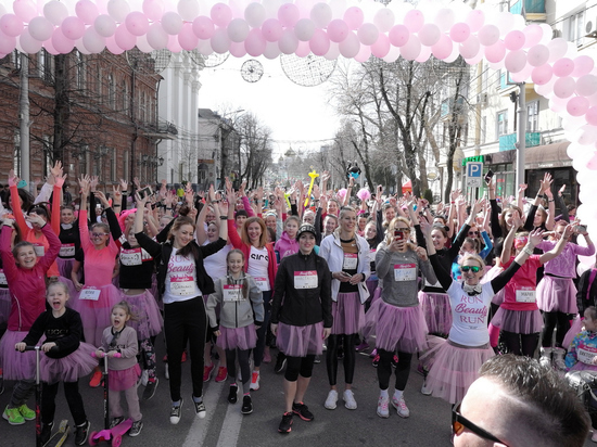 Более 300 женщин в розовых юбках пробежались во время  Beauty Run по Краснодару