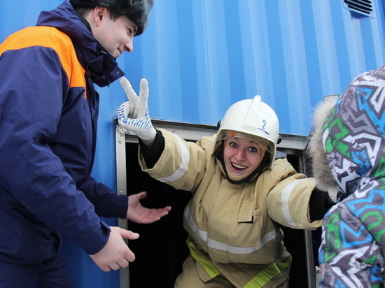 8 марта воронежские спасатели отправили женщин в дымокамеру