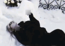 Саранские СМИ обратили внимание на появившийся в соцсетях ролик, где молодая девушка танцует среди могил на кладбище