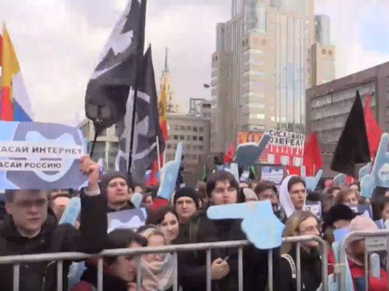 В ОВД оставили переночевать двоих задержанных на митинге «Против изоляции рунета»