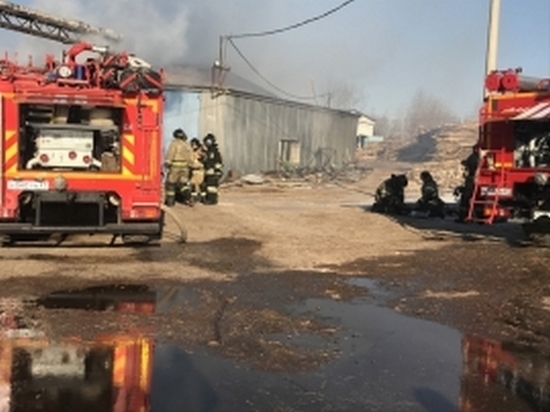 Склад пиломатериалов сгорел в Хабаровске
