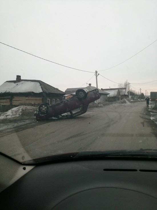 В Мариинске отечественный автомобиль перевернулся и встал на крышу