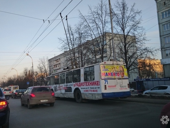 Обрыв провода стал причиной пробки в Кемерове
