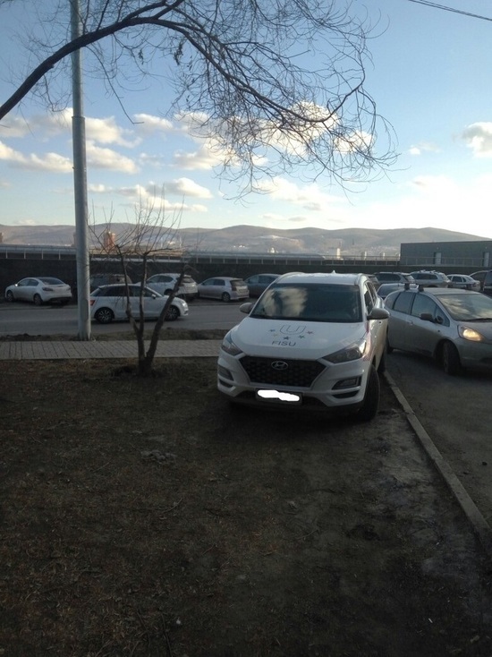 Автомобиль Универсиады поймали на парковке на газоне