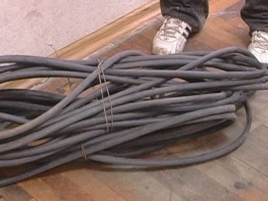 Ярославец вырезал 80 метров электрокабеля в жилом доме