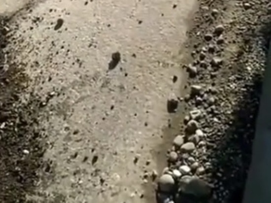 В КБР дорожные ямы «латают» песком