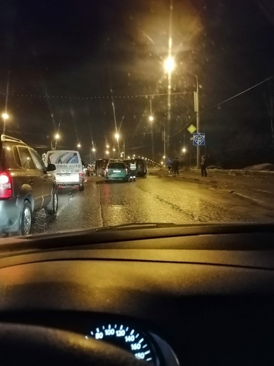 В Ярославле на Октябрьском мосту перевернулся автофургон