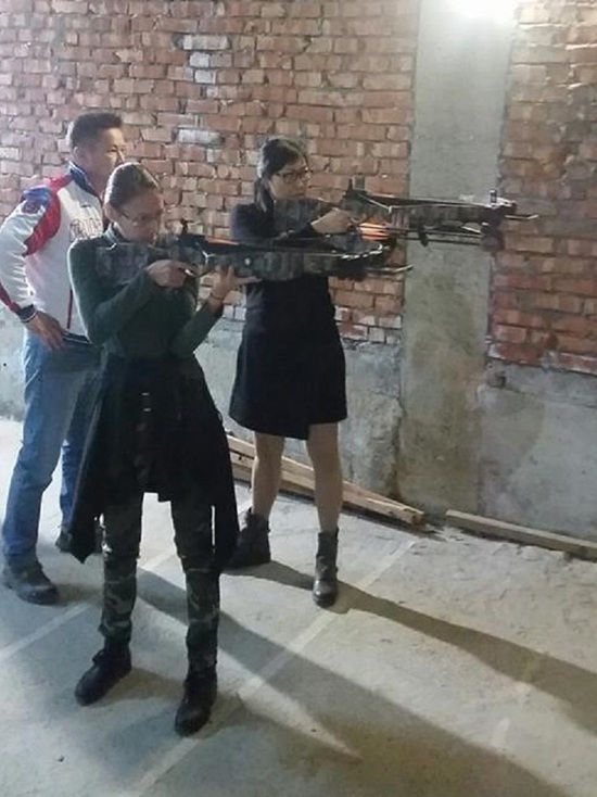 В Калмыкии девушки стреляли из арбалета В Калмыкии девушки стреляли из арбалета