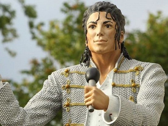В Лондоне из-за скандального фильма снесли статую Майкла Джексона