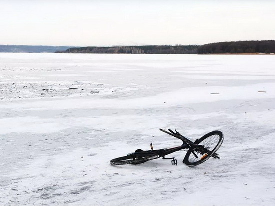 Два велосипедиста в Воронеже провалились под лед возле моста