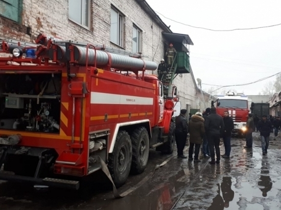 Из горящего склада на Завокзальной в Екатеринбурге эвакуировали 50 человек