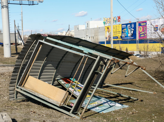 Разгул стихии: в Волгограде ураганный ветер снес несколько остановок