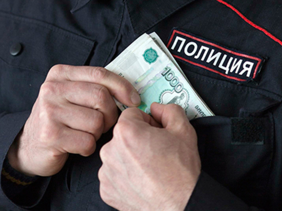 Полицейского из краснодарского аэропорта подозревают в получении взятки от контрабандиста