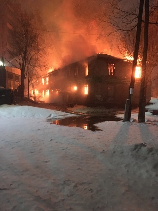 Почти четыре часа тушили горящий дом в Петрозаводске