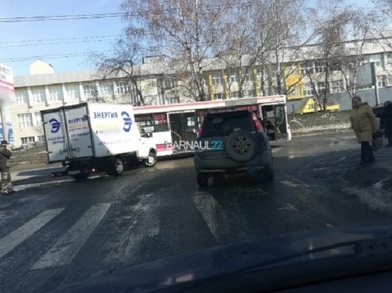 Грузовик врезался в пассажирский автобус в Барнауле