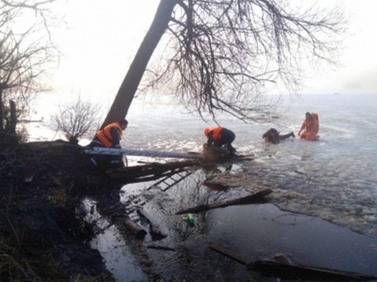 В Белгороде спасли четверых рыбаков, провалившихся под лед