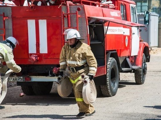 На юге Волгограда пострадал человек при пожаре в 4-этажке