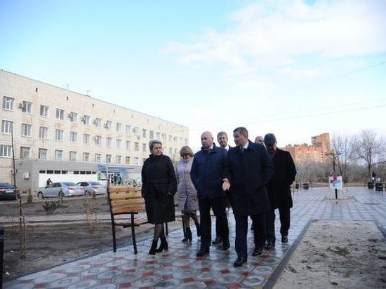 Андрей Бочаров ведет рабочее совещание по модернизации 15-й больницы