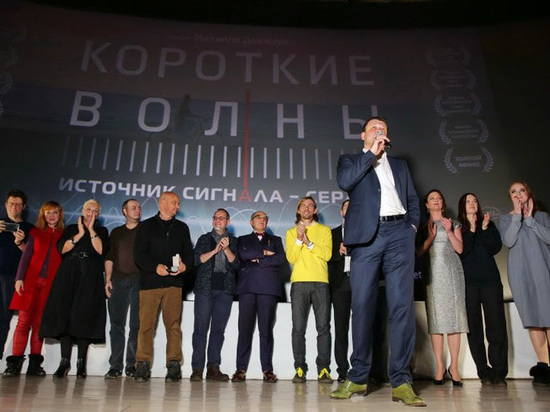 Александр Кибовский, Евгений Маргулис, Елена Ханга и Иван Кокорин на премьере фильма «Короткие волны» Александр Кибовский, Евгений Маргулис, Елена Ханга и Иван Кокорин на премьере фильма «Короткие волны»