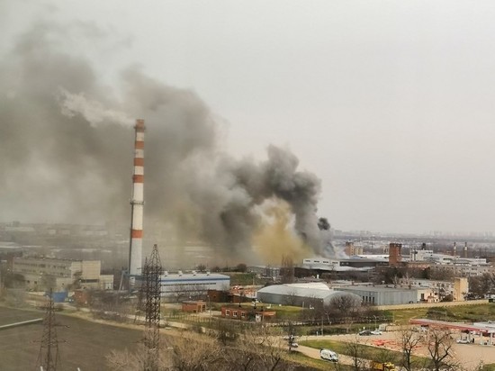 В районе рубероидного завода в Краснодаре загорелись склады