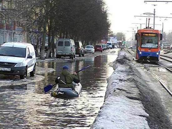 Коломенская венеция: рыбак возит горожан на лодке по главной площади города Коломенская венеция: рыбак возит горожан на лодке по главной площади города