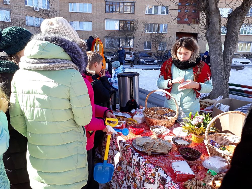 Объедались блинами и зажигали на Московском шоссе. 