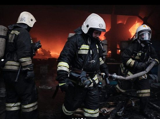 Для тушения пожара у рубероидного завода потребовалось 111 пожарных