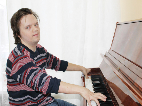 Волгоградец с синдромом Дауна играет на пианино и выступает в театре