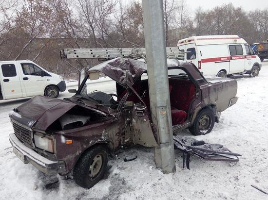 Три человека травмировались в серьезном ДТП в Кузбассе