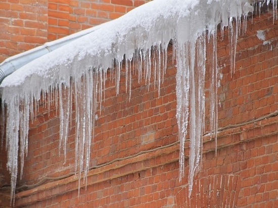 В Югре предупреждают об опасности падения сосулек и снега с крыш