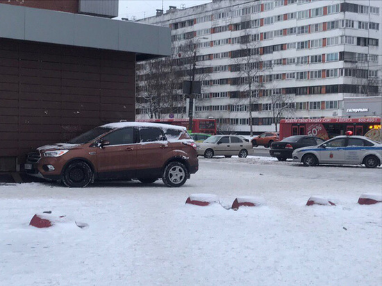 Машина с мертвым водителем врезалась в троллейбус в Петербурге