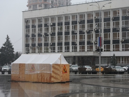 В Краснодаре ремонтируют фонтан на Театральной площади
