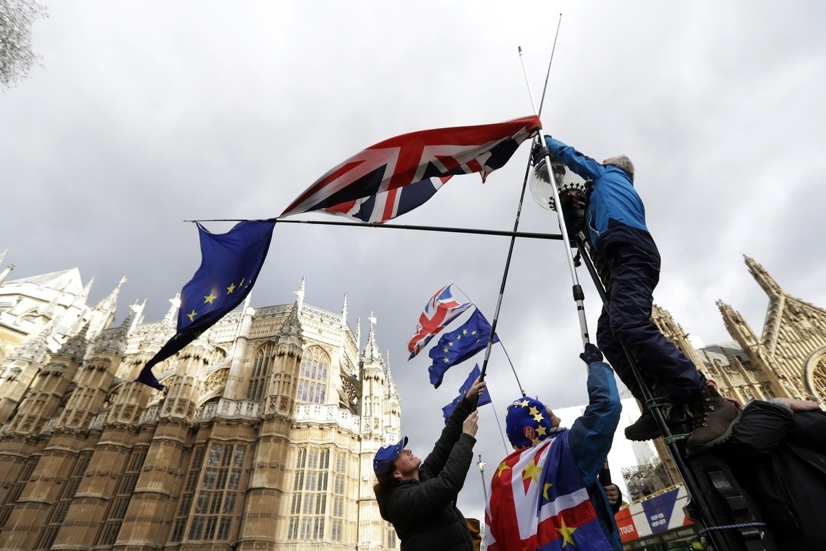 Эпопея Brexit. Брексит. Брекзит Мем. Brussels young people and Flags.