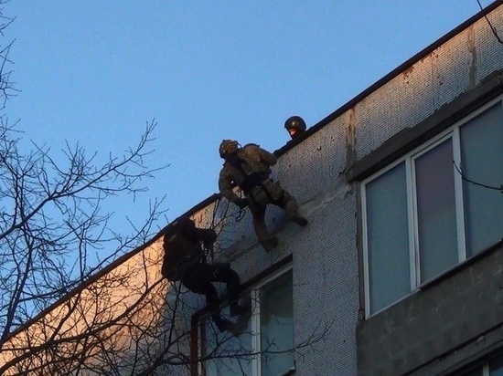 Калининградские полицейские запрыгнули в окно квартиры драгдилера