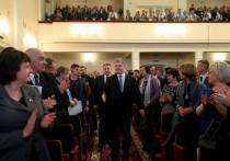 Петр Порошенко теперь проводит свои предвыборные митинги в регионах под свист и топот активистов «Нацкорпуса», которые следуют за ним по пятам