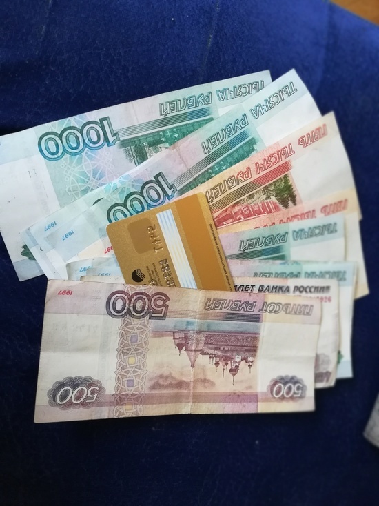  В Оренбурге таксист украл у пассажира более  90 000 рублей