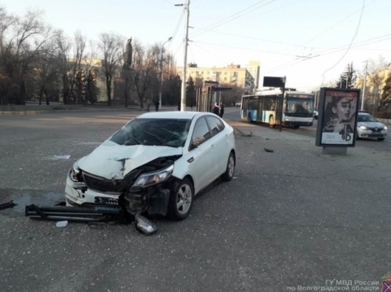 В центре Волгограда студентка заснула за рулем «Киа» и снесла остановку