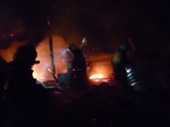 Более часа смоленские пожарные тушили склад с опилками