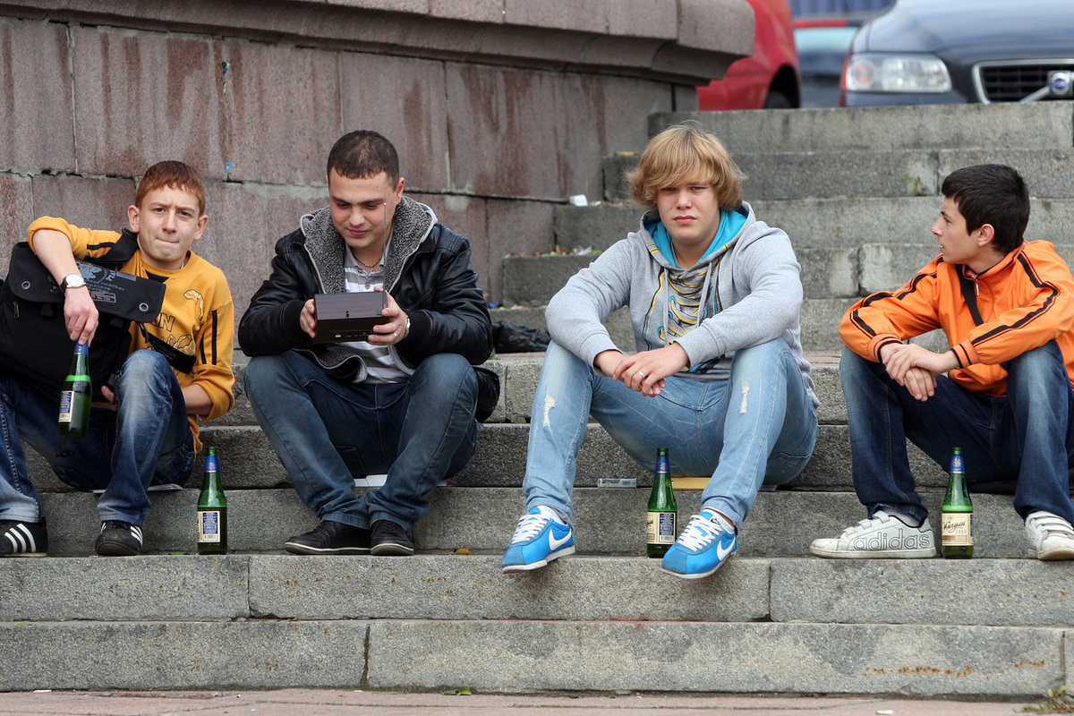 Трое подростков среди которых. Современная молодежь. Алкоголизм молодежи. Подростковый алкоголизм и наркомания.