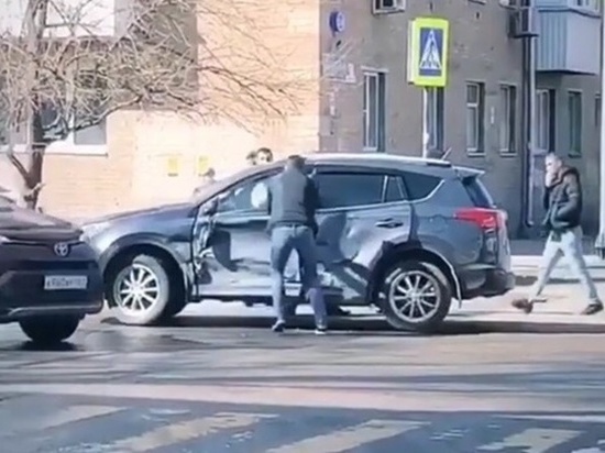 В Ростове в ДТП с участием маршрутки пострадал водитель кроссовера