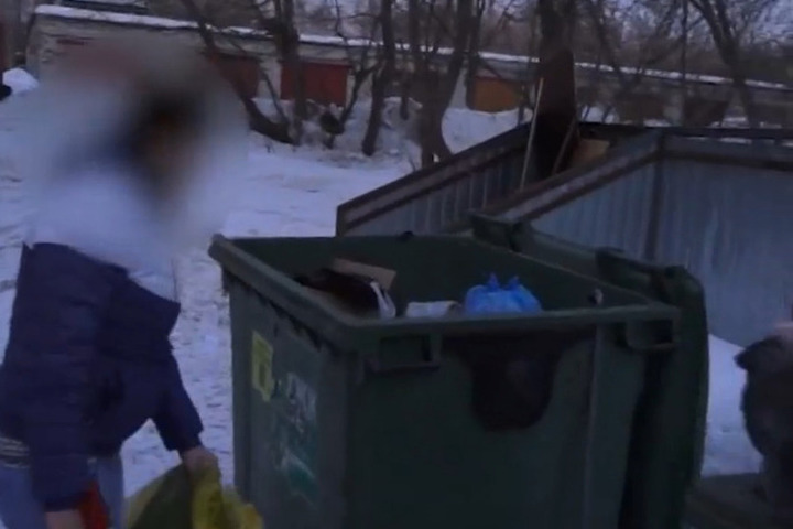 Выкинула ребенка в мусорку новосибирск. Ребёнка выбросила на помойку. Выбросила новорожденного ребенка на помойку.