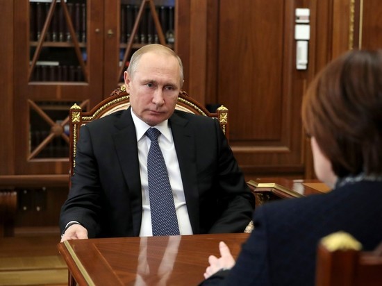 Картины для кабинета Путина подбирают в студиях художника Сергея Андрияки Картины для кабинета Путина подбирают в студиях художника Сергея Андрияки